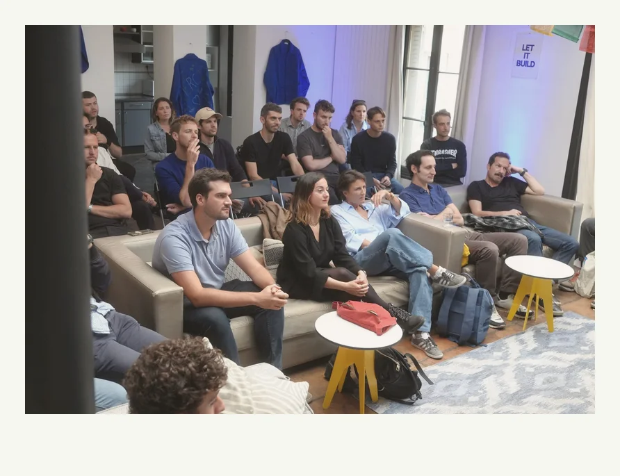 Talk au QG de la Builders Factory, le public écoute